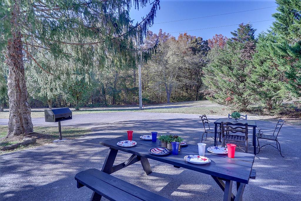 Entertainment Galore! Luxurious Property, Spectacular & Peaceful Setting, Great Location, Close To Major Attractions!! Pigeon Forge Eksteriør billede
