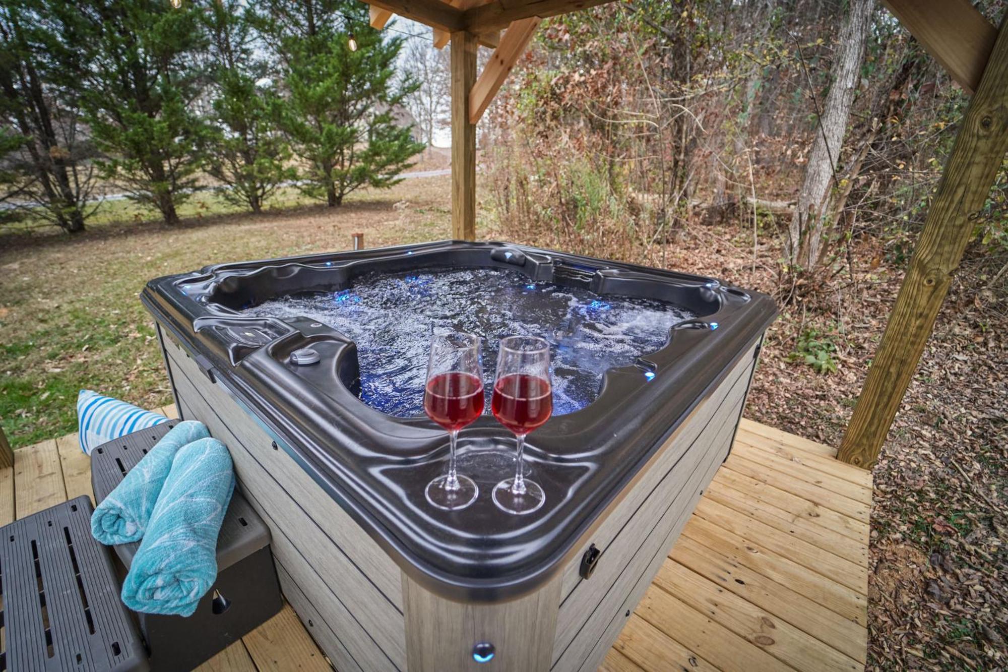 Entertainment Galore! Luxurious Property, Spectacular & Peaceful Setting, Great Location, Close To Major Attractions!! Pigeon Forge Eksteriør billede