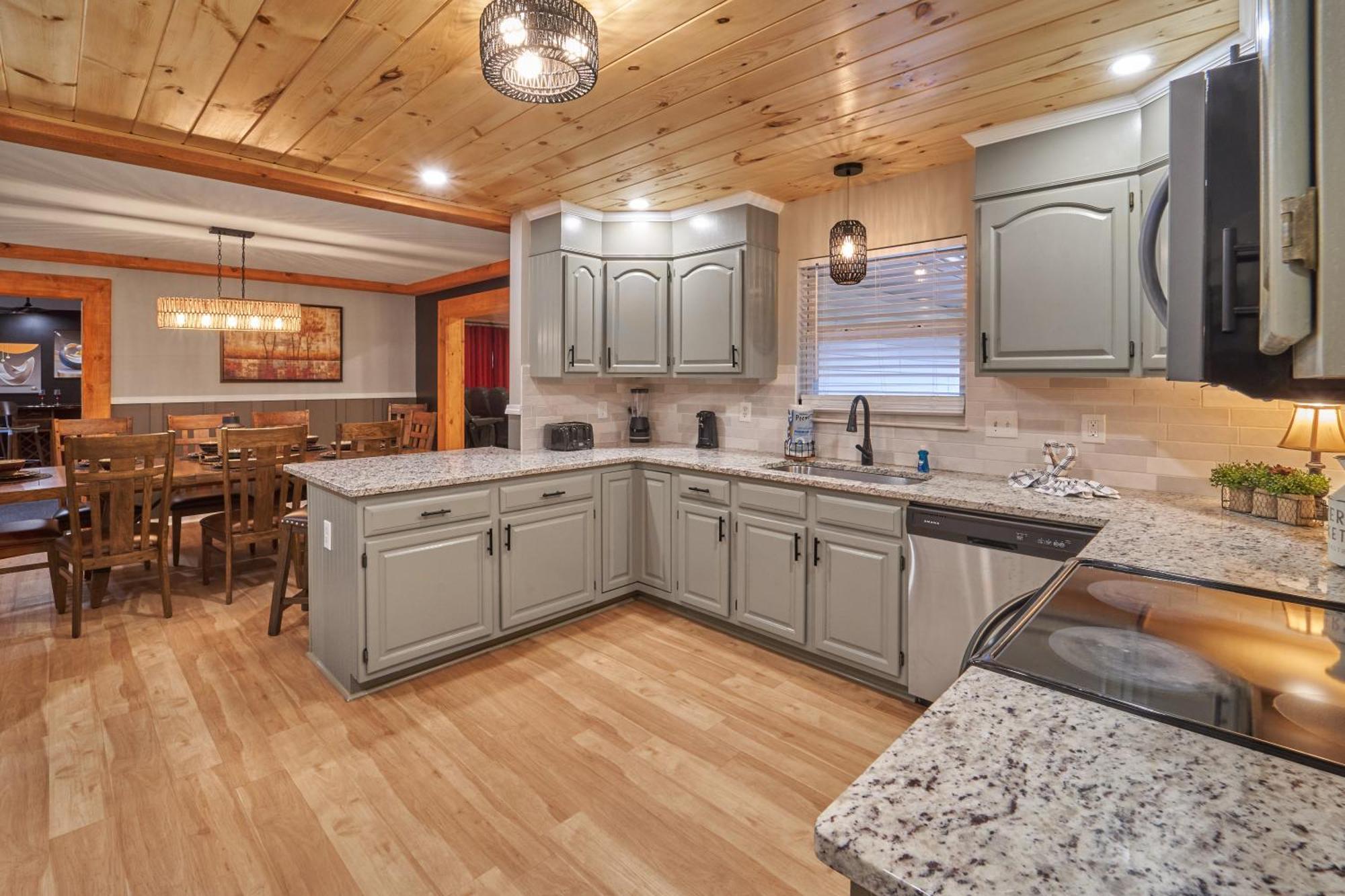 Entertainment Galore! Luxurious Property, Spectacular & Peaceful Setting, Great Location, Close To Major Attractions!! Pigeon Forge Eksteriør billede