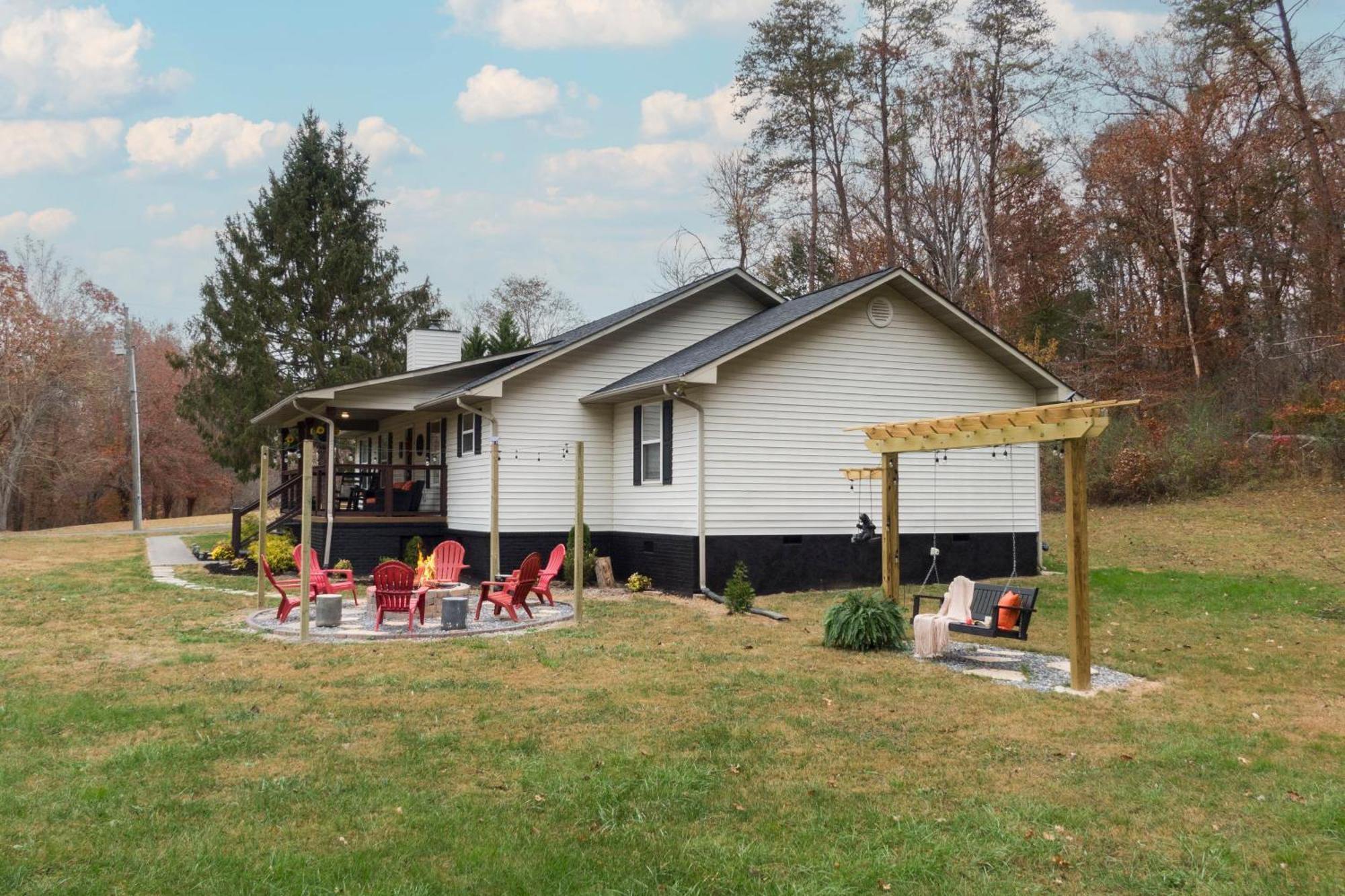 Entertainment Galore! Luxurious Property, Spectacular & Peaceful Setting, Great Location, Close To Major Attractions!! Pigeon Forge Eksteriør billede