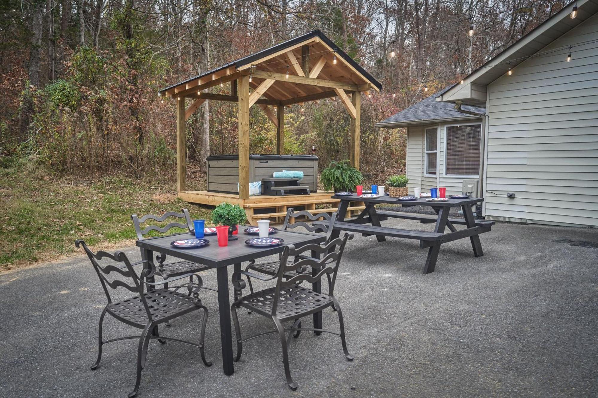 Entertainment Galore! Luxurious Property, Spectacular & Peaceful Setting, Great Location, Close To Major Attractions!! Pigeon Forge Eksteriør billede