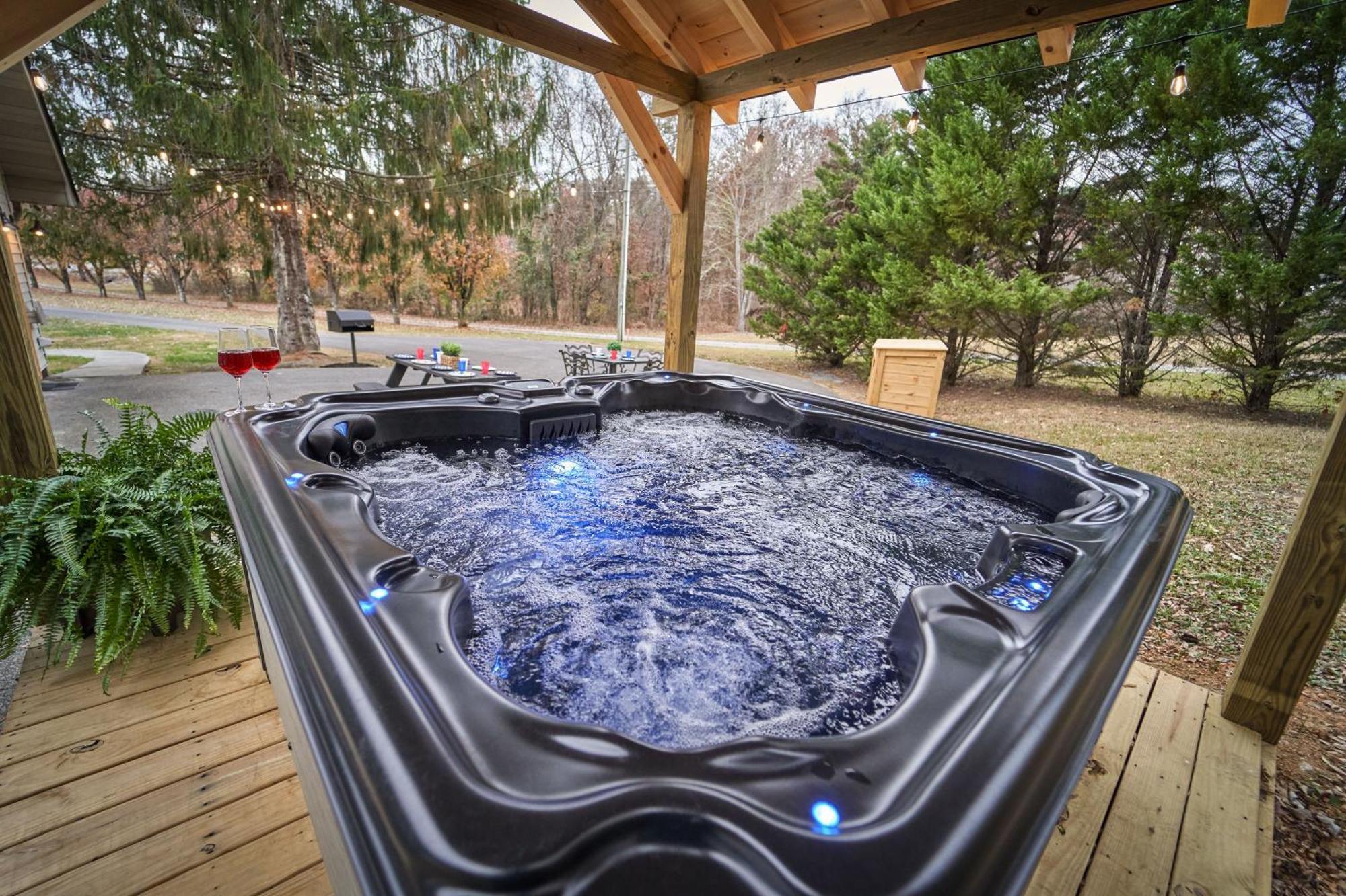 Entertainment Galore! Luxurious Property, Spectacular & Peaceful Setting, Great Location, Close To Major Attractions!! Pigeon Forge Eksteriør billede